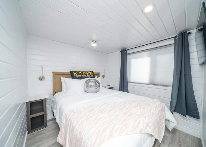 Rockstar | Private Hot Tub | Deluxe River Views At Roadrunner